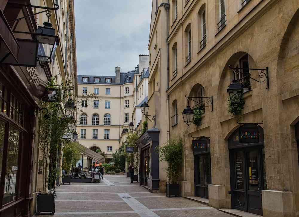 Walks around the arrondissements of Paris.