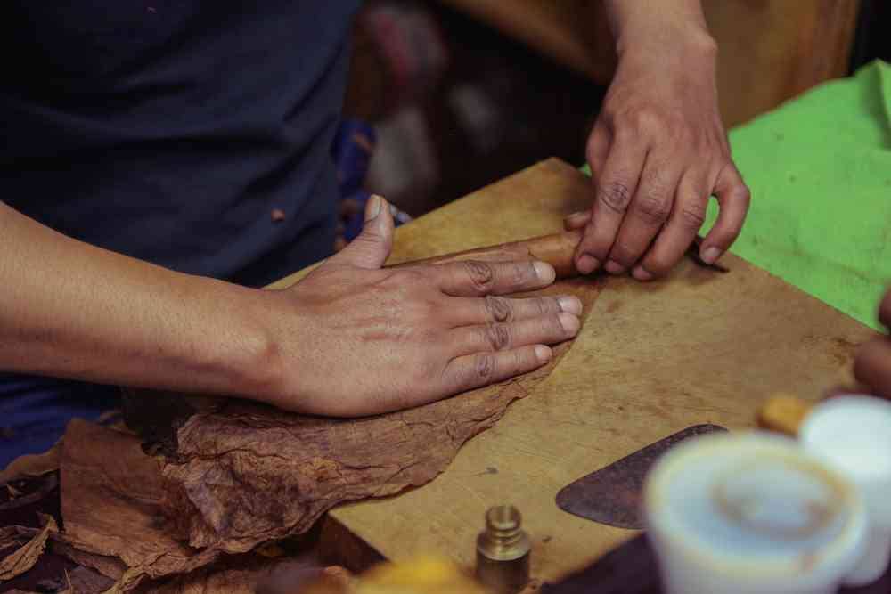 Making a cigar Little Havana