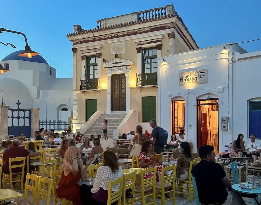 People dining and drinking in Pano Piatsa in Serifos. 