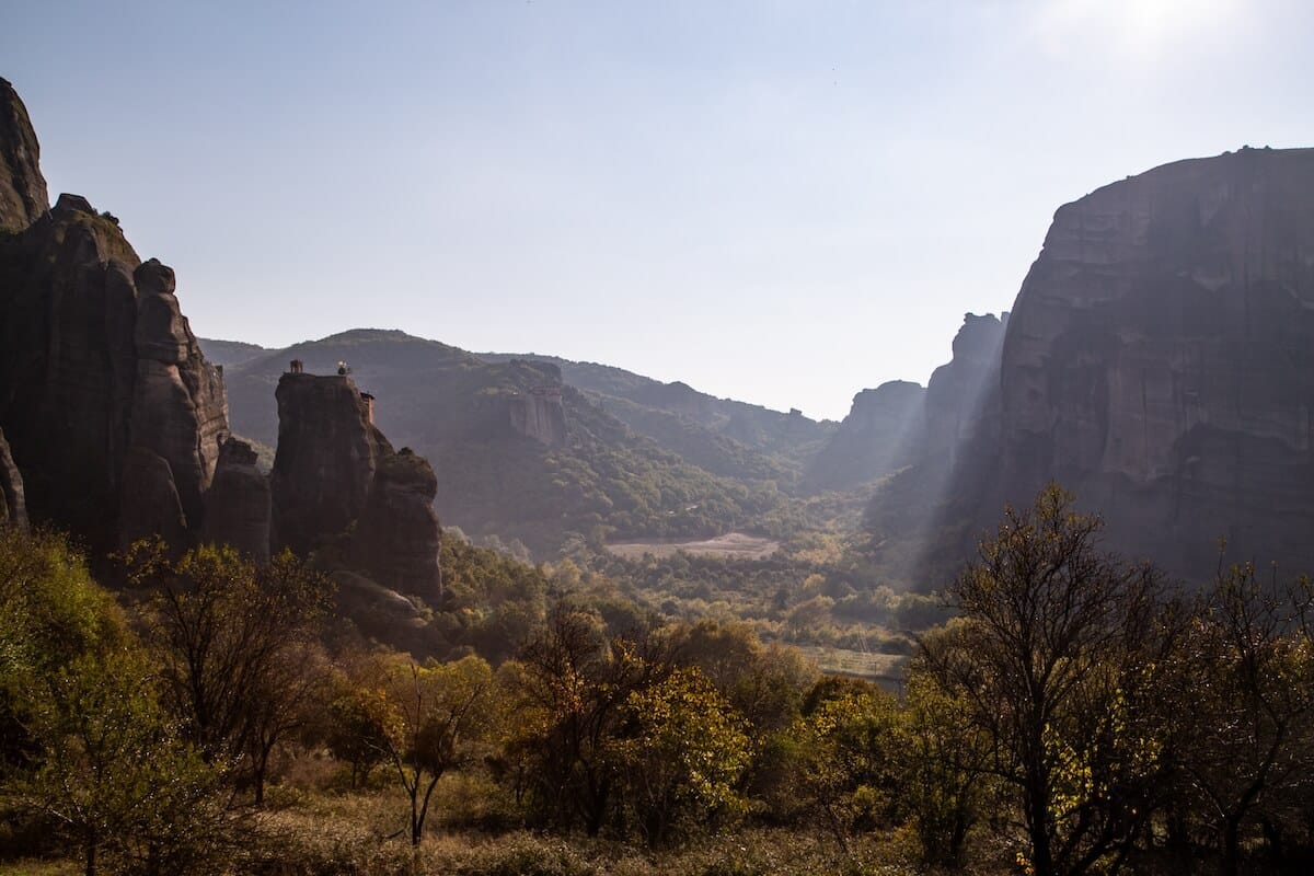 Morning rays pour into the valley of Meteora. 