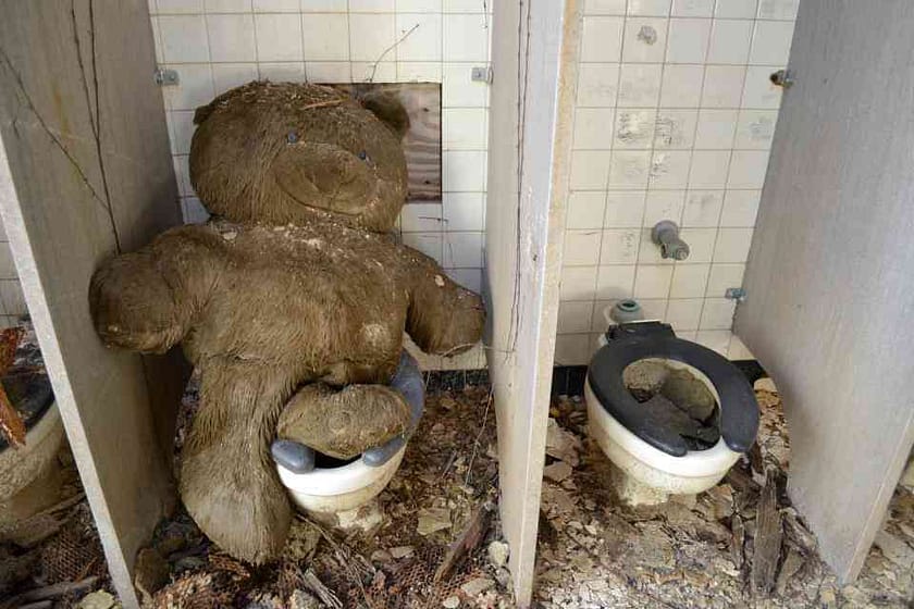 Abandoned teddy bear