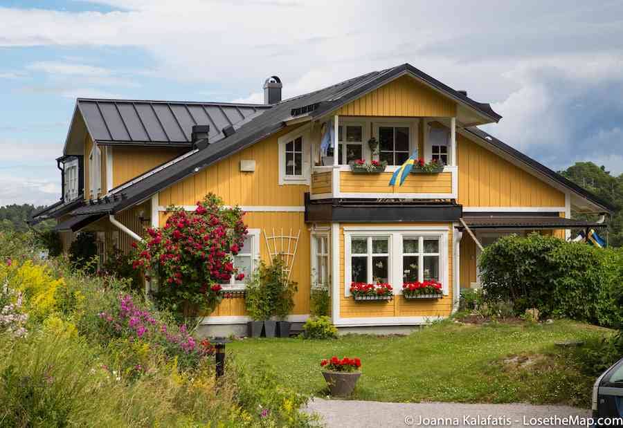 Or yellow. Yellow Scandinavian cottage works for me too, in case any Swedish friends have this sitting around.